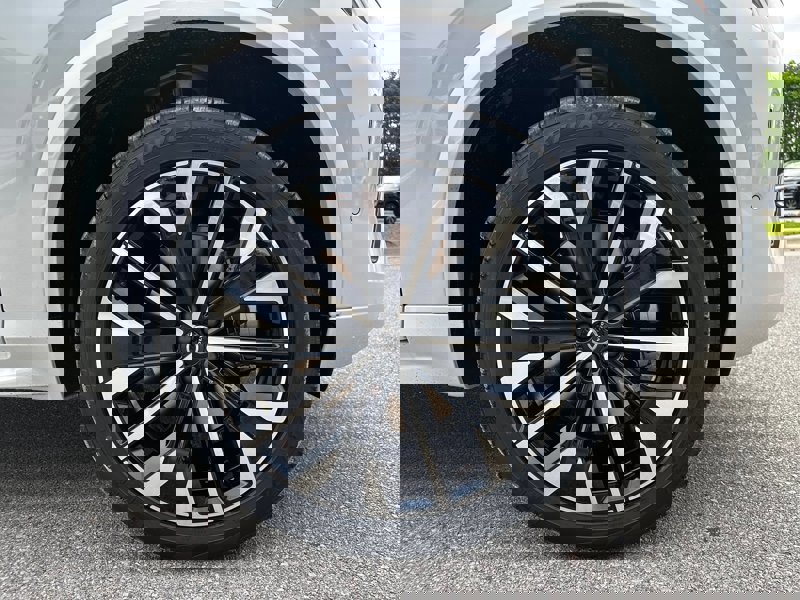 New 2025 Volvo XC90 T8 Plus w/ Protection Package Premier image 7