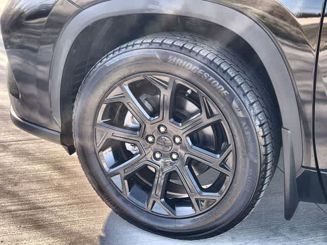 Used 2024 Toyota Highlander LE FWD image 9
