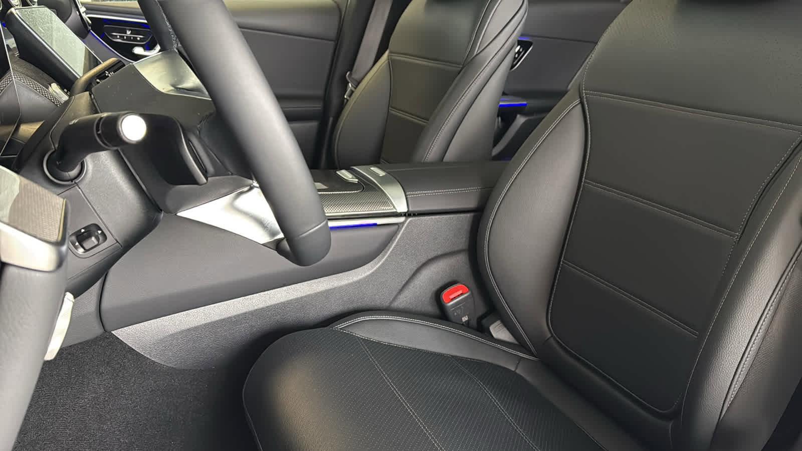 Used 2025 Mercedes-Benz GLC 300 4MATIC image 34