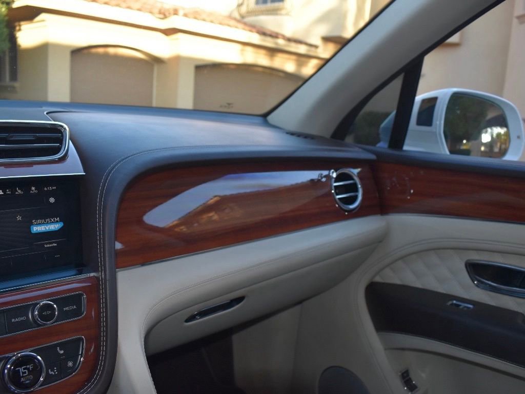 Used 2021 Bentley Bentayga AWD/4WD image 17
