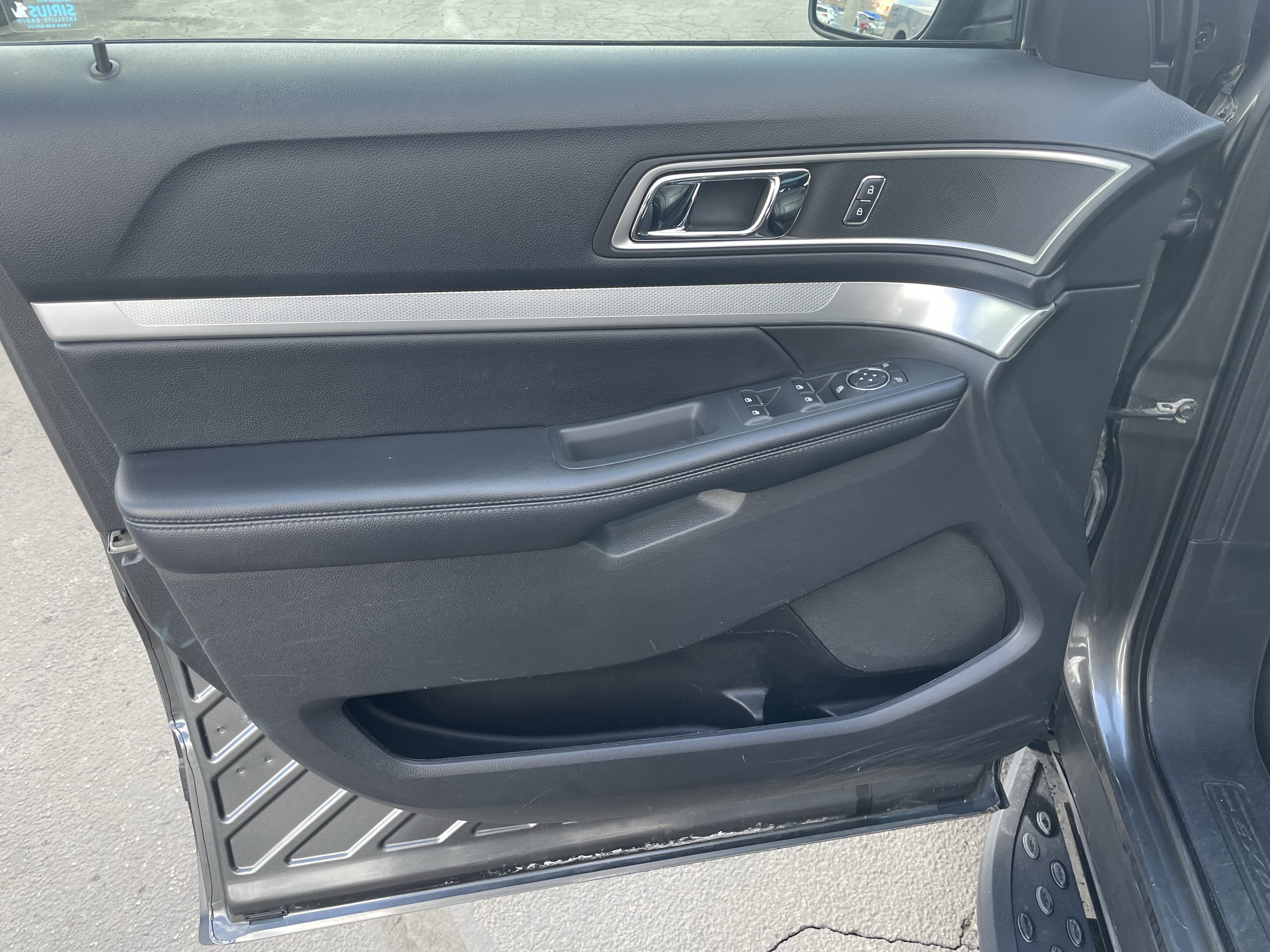 Used 2016 Ford Explorer XLT w/ Equipment Group 202A image 11