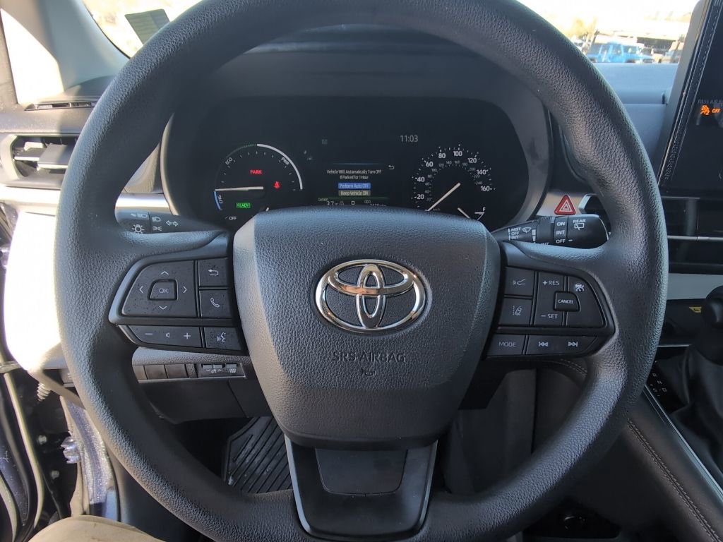 Used 2025 Toyota Sienna LE image 12