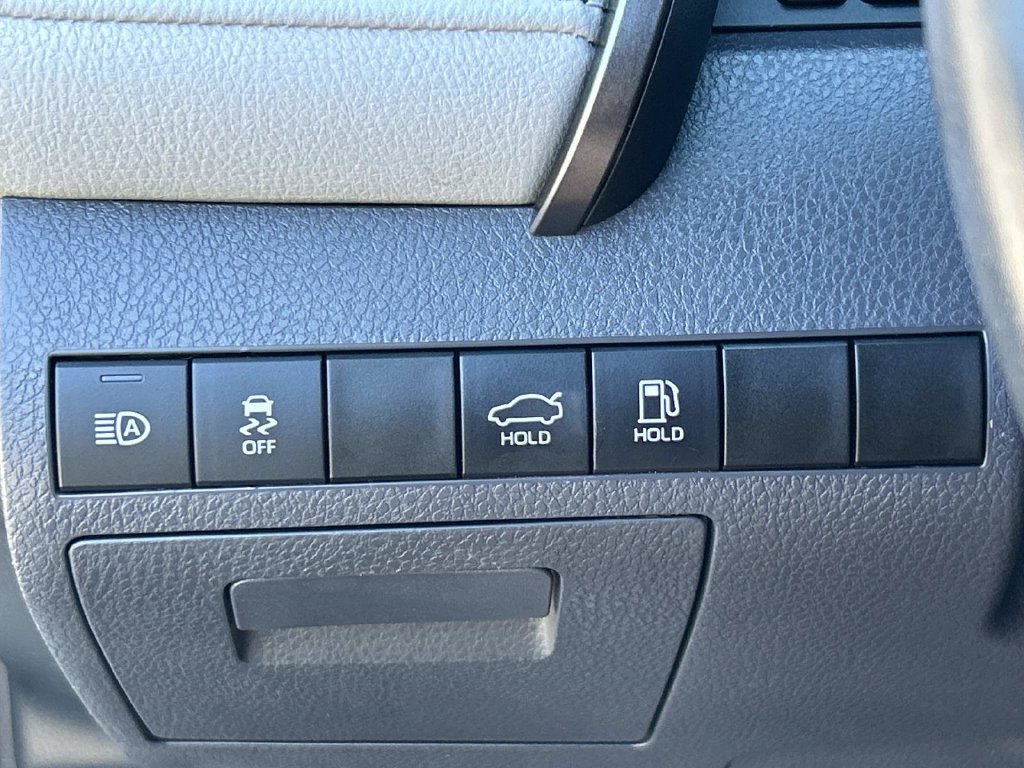 Used 2020 Toyota Camry SE FWD image 25