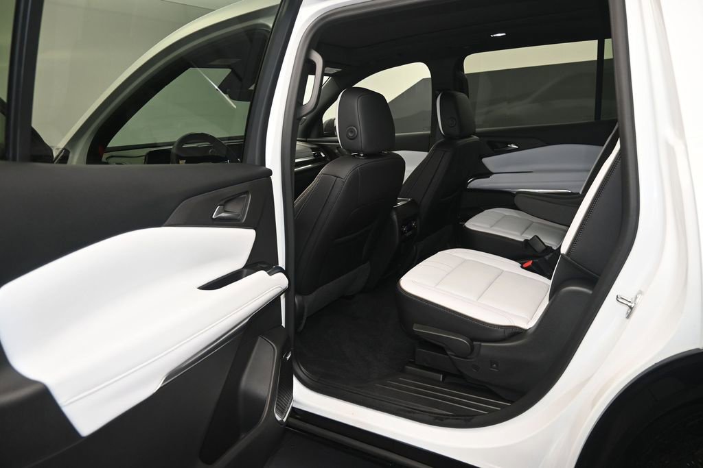 Used 2025 Chevrolet Traverse High Country FWD image 11