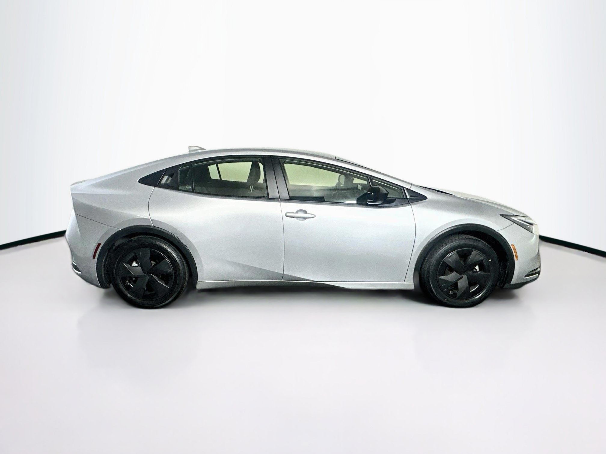 Used 2025 Toyota Prius LE FWD image 10