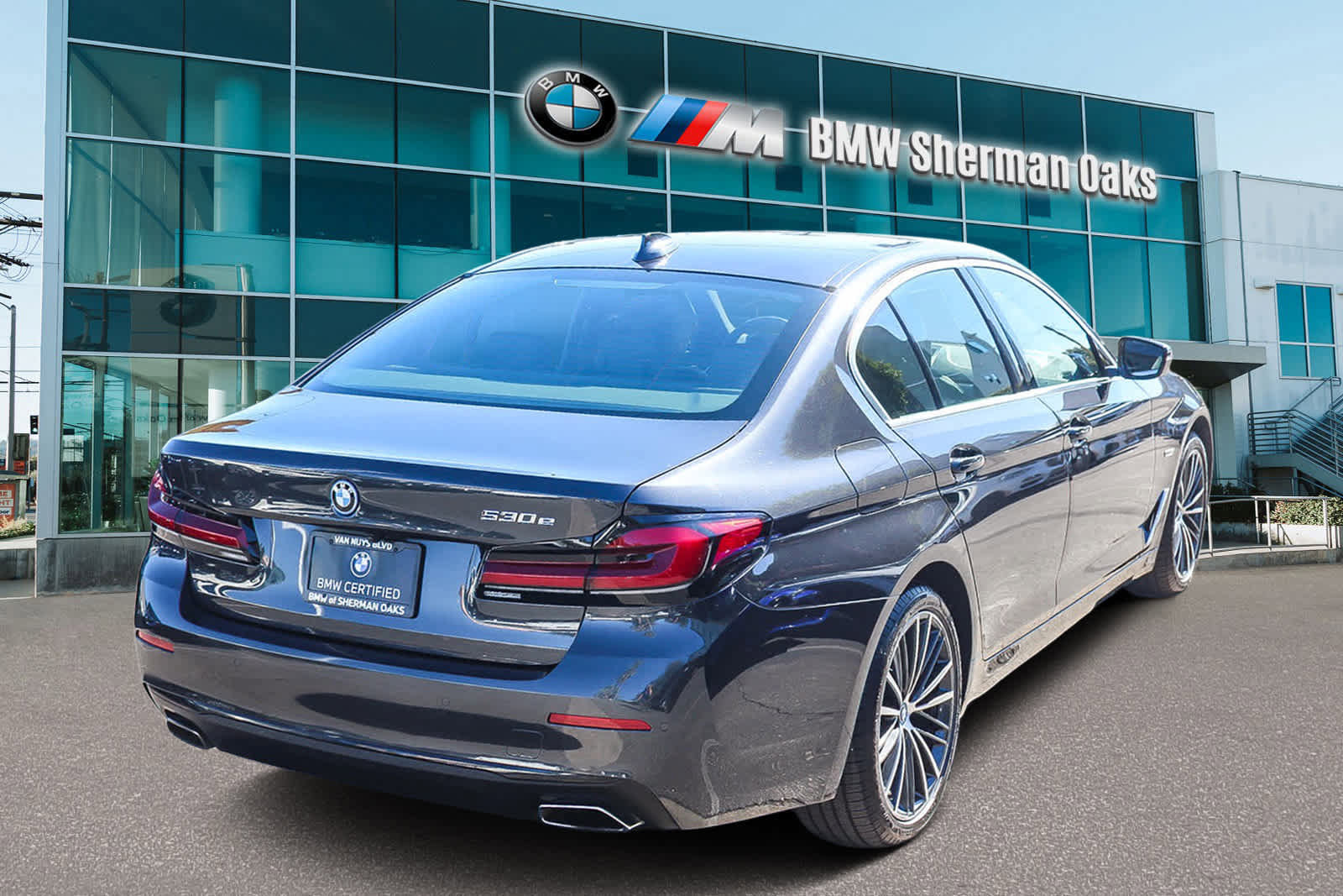 Certified 2023 BMW 530e w/ Convenience Package image 4