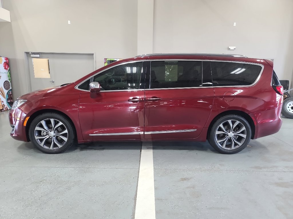 Used 2017 Chrysler Pacifica Limited FWD image 1