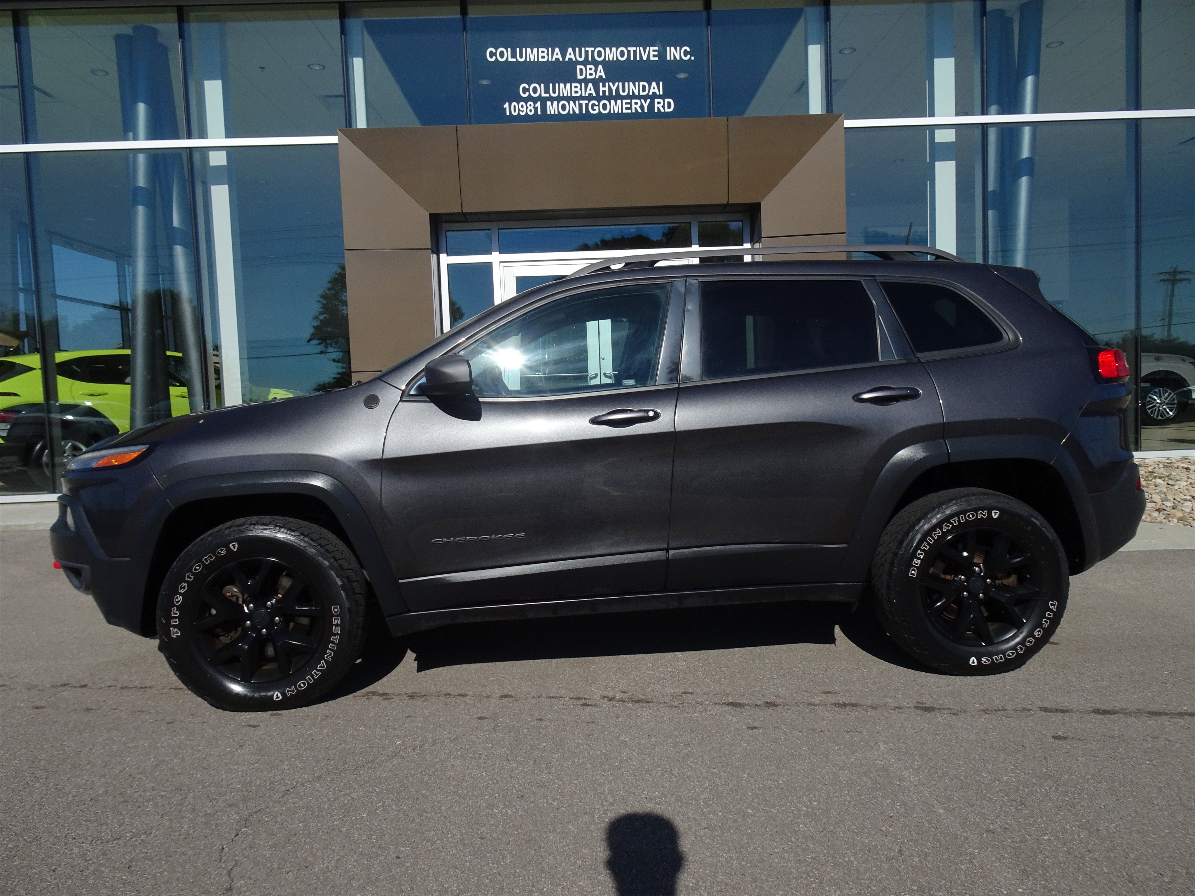 Used 2016 Jeep Cherokee Trailhawk w/ Cold Weather Group AWD/4WD image 2