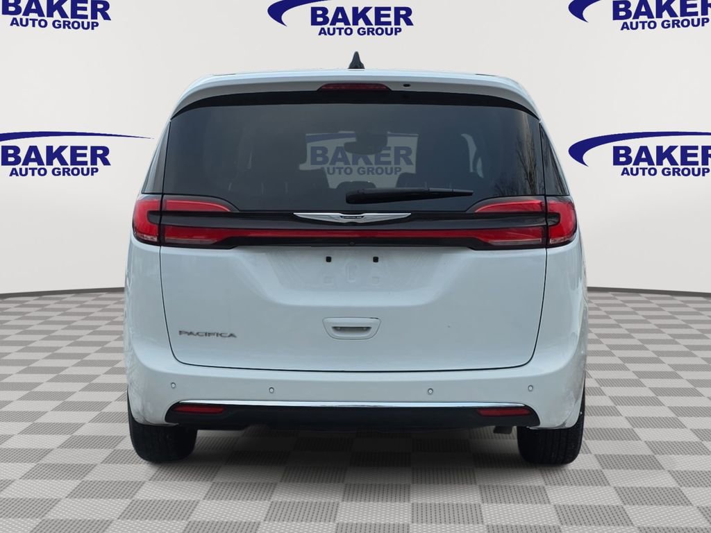 Used 2023 Chrysler Pacifica Touring-L image 4