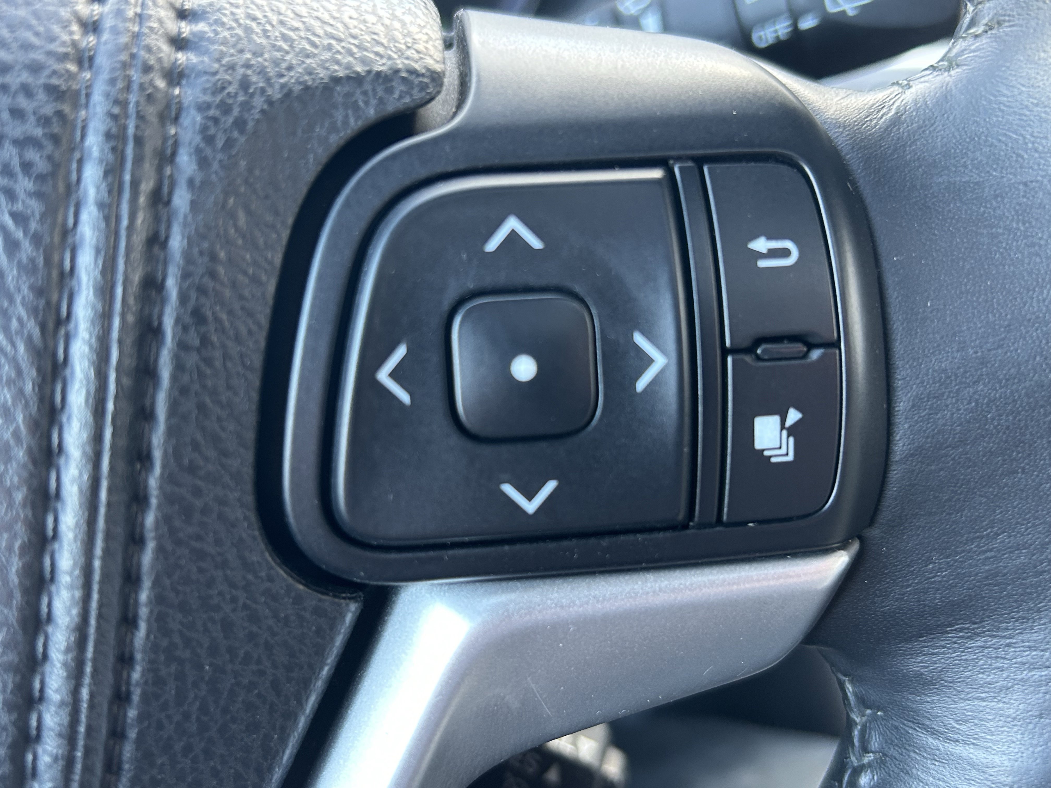 Used 2015 Toyota Highlander Limited image 25