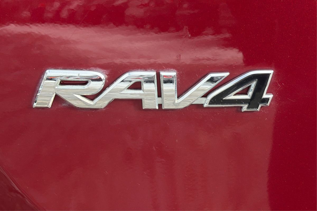 Used 2018 Toyota RAV4 LE w/ All Weather Liner Package image 23