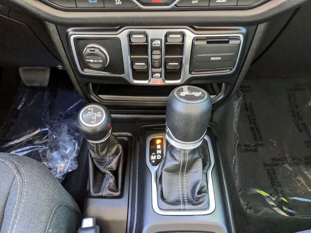 Used 2024 Jeep Wrangler Unlimited Sahara w/ Technology Group image 9