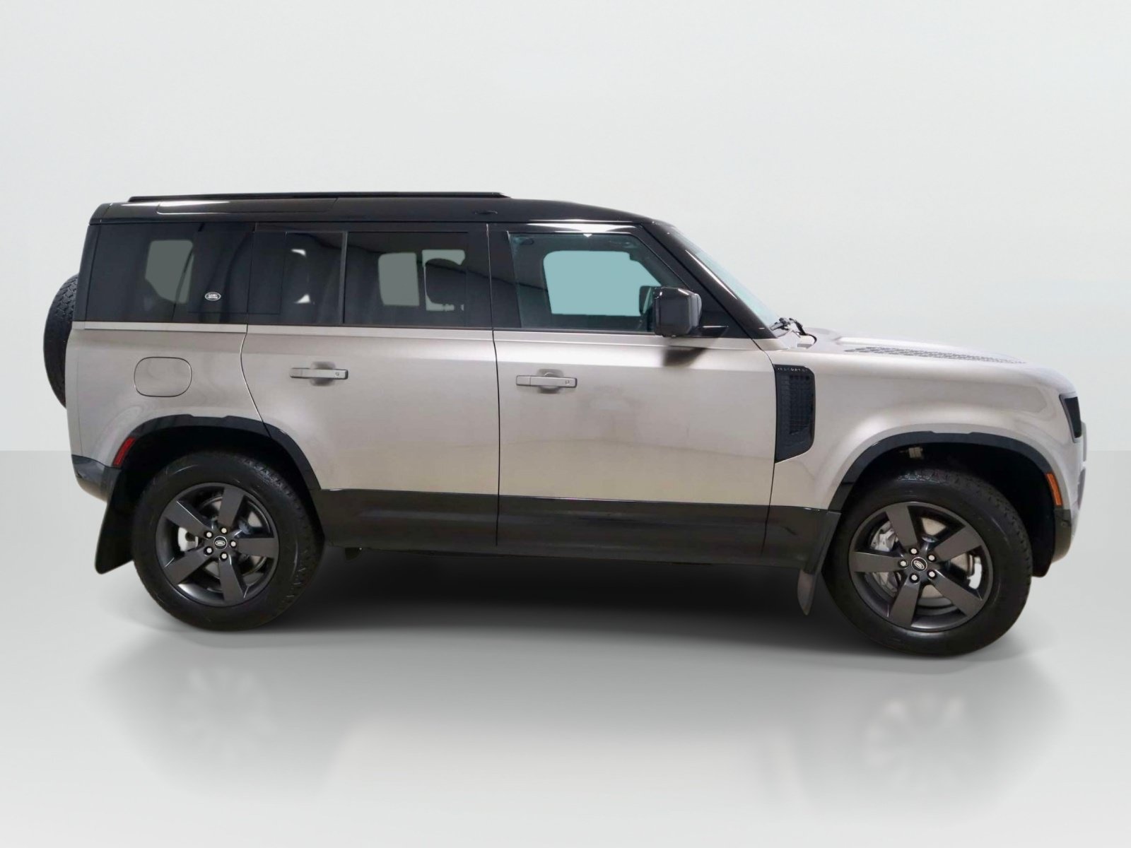 Used 2024 Land Rover Defender 110 X-Dynamic SE AWD/4WD image 6