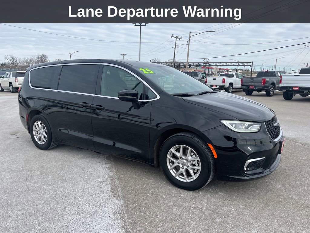 Used 2025 Chrysler Pacifica Select image 9