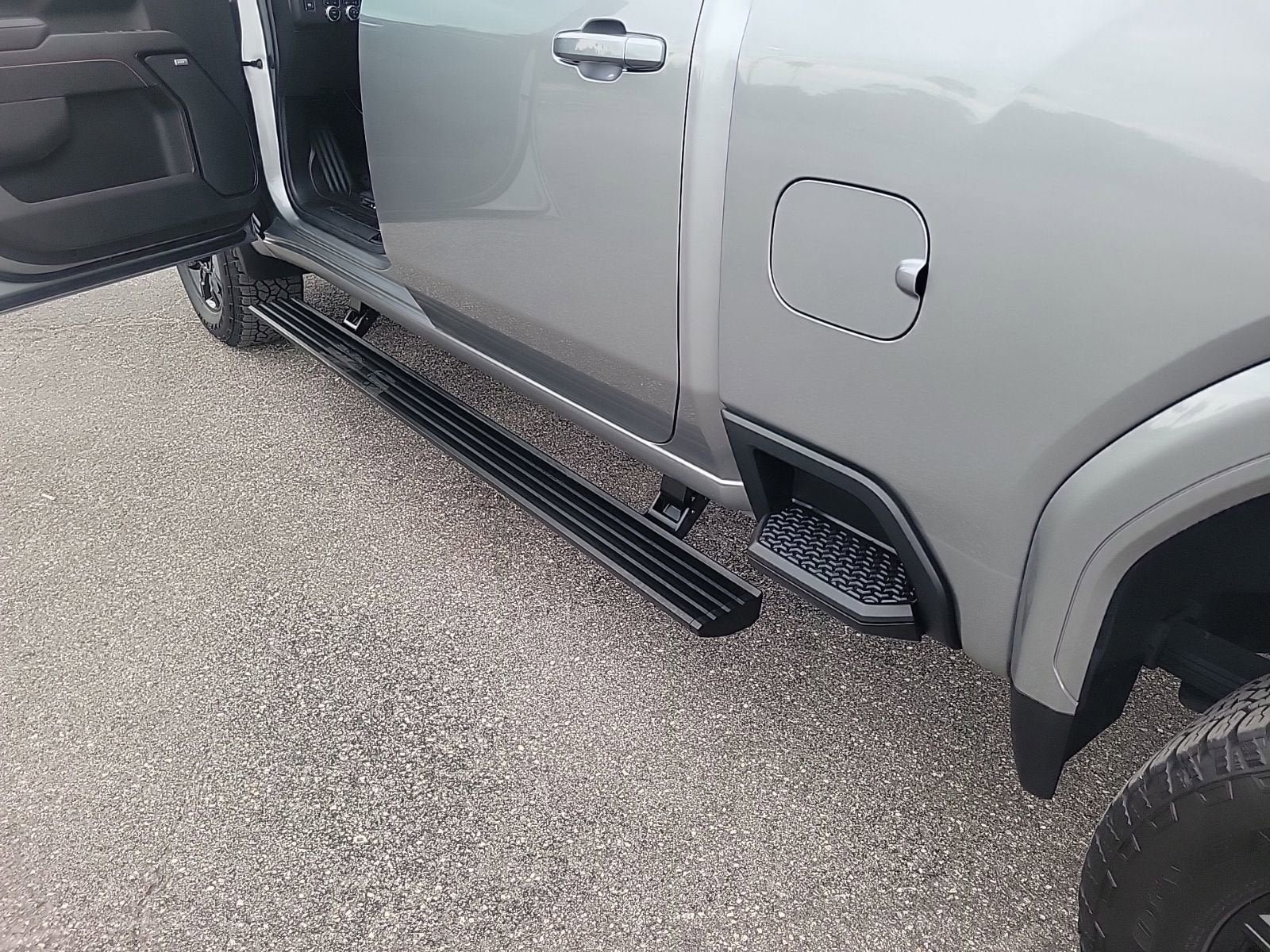 Used 2025 GMC Sierra 2500 AT4 w/ Technology Package AWD/4WD image 11