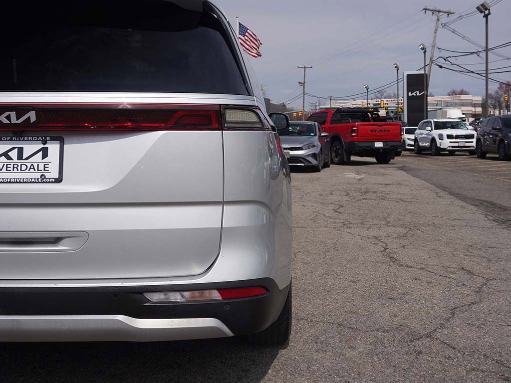 Used 2023 Kia Carnival LX image 17