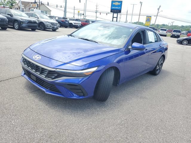 Used 2024 Hyundai Elantra SEL w/ Convenience Package FWD image 2