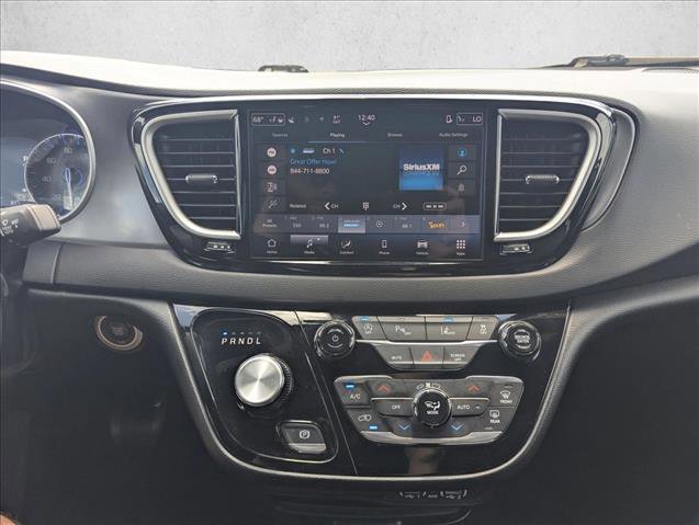 Used 2025 Chrysler Pacifica Select image 14