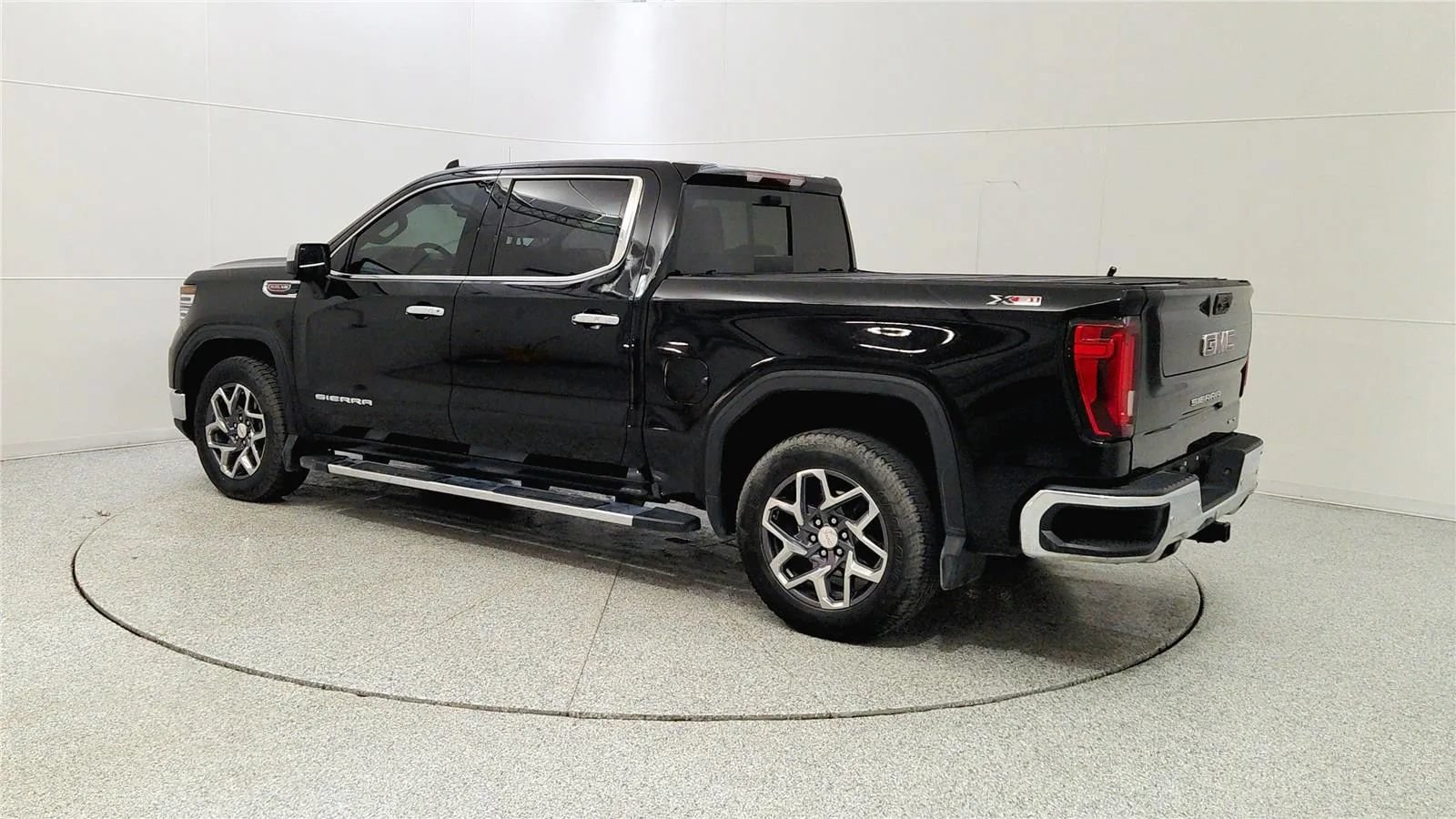 Used 2023 GMC Sierra 1500 SLT w/ SLT Premium Plus Package AWD/4WD image 5
