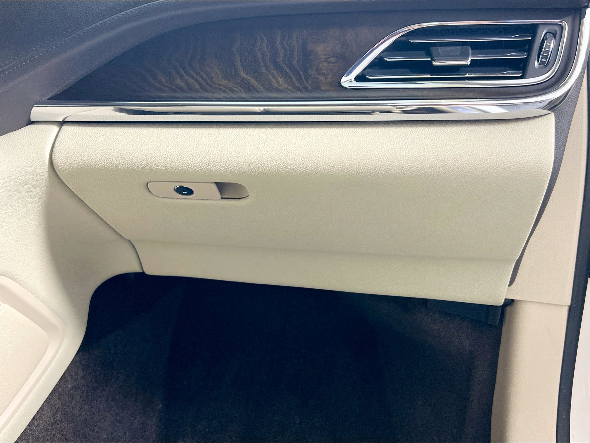 Used 2018 Lincoln Continental Select FWD image 35