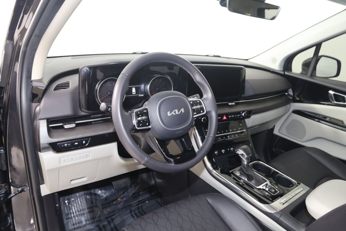 Used 2024 Kia Carnival EX FWD image 28