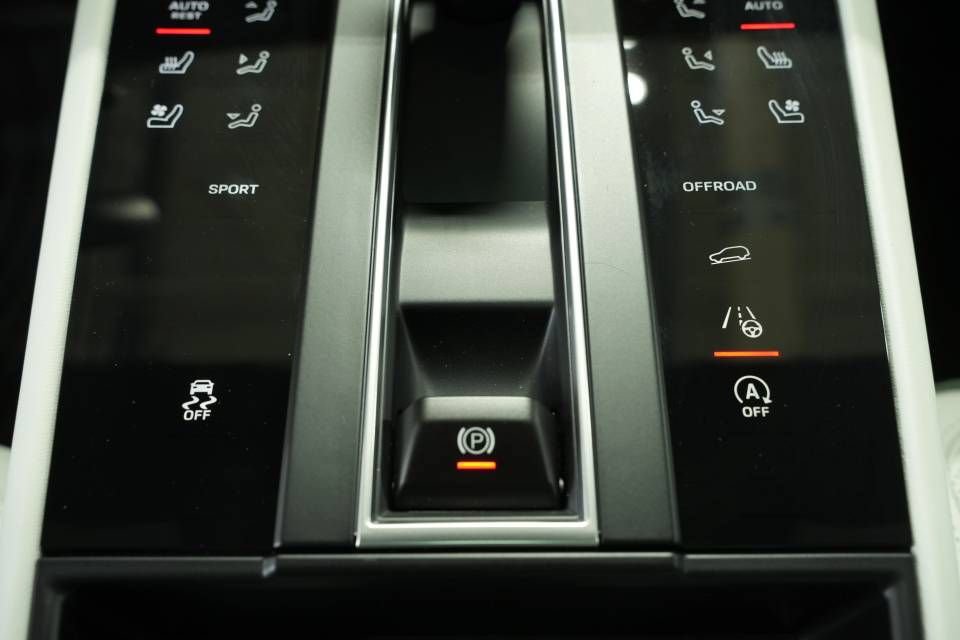 Certified 2026 Porsche Macan AWD/4WD image 22