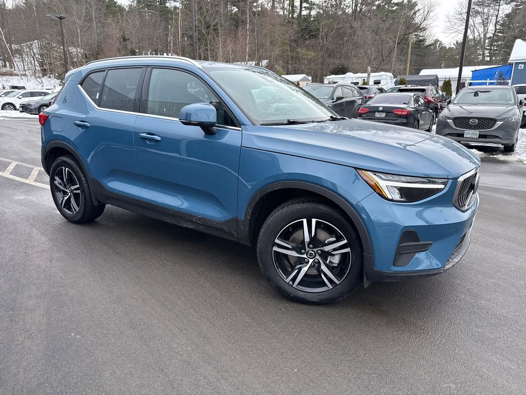 Used 2025 Volvo XC40 B5 Core image 7