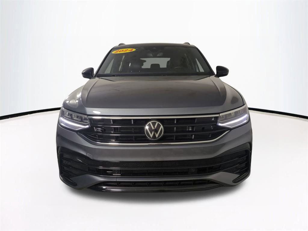 Used 2024 Volkswagen Tiguan SE R-Line image 3
