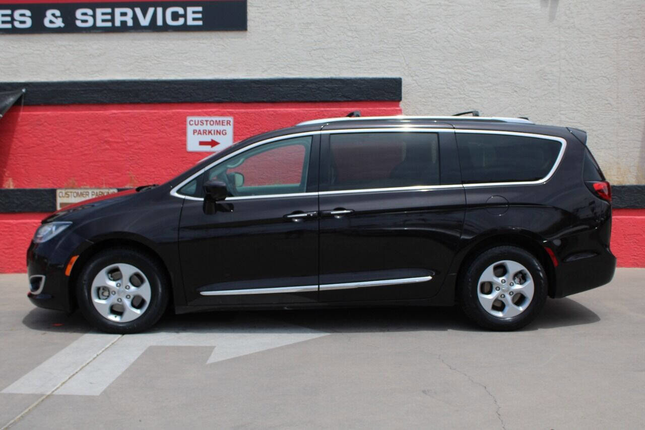Used 2017 Chrysler Pacifica Touring-L Plus w/ Advanced Safetytec Group image 2