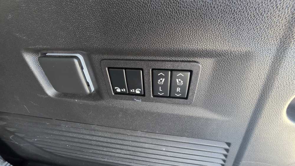 Used 2023 Chevrolet Tahoe Premier AWD/4WD image 12