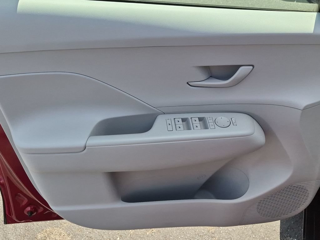 Used 2025 Hyundai Kona SE FWD image 12