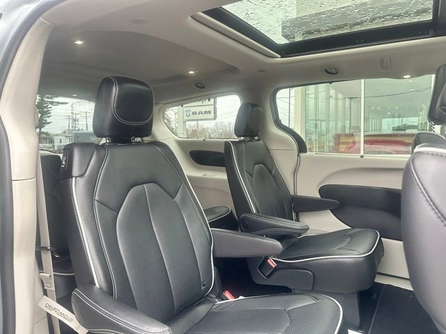 Used 2024 Chrysler Pacifica Limited FWD image 18