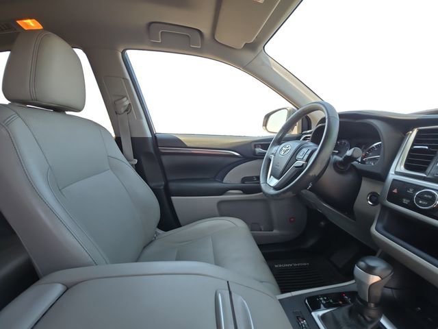 Used 2015 Toyota Highlander Limited Platinum image 16