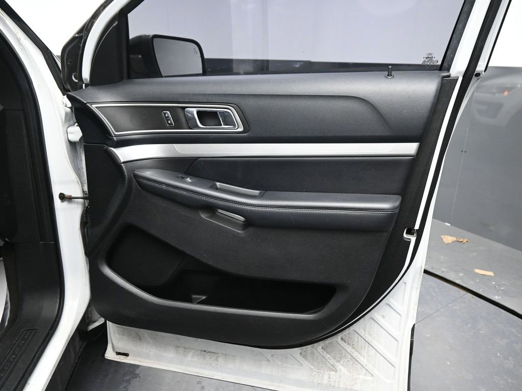 Used 2016 Ford Explorer XLT w/ Equipment Group 201A image 17