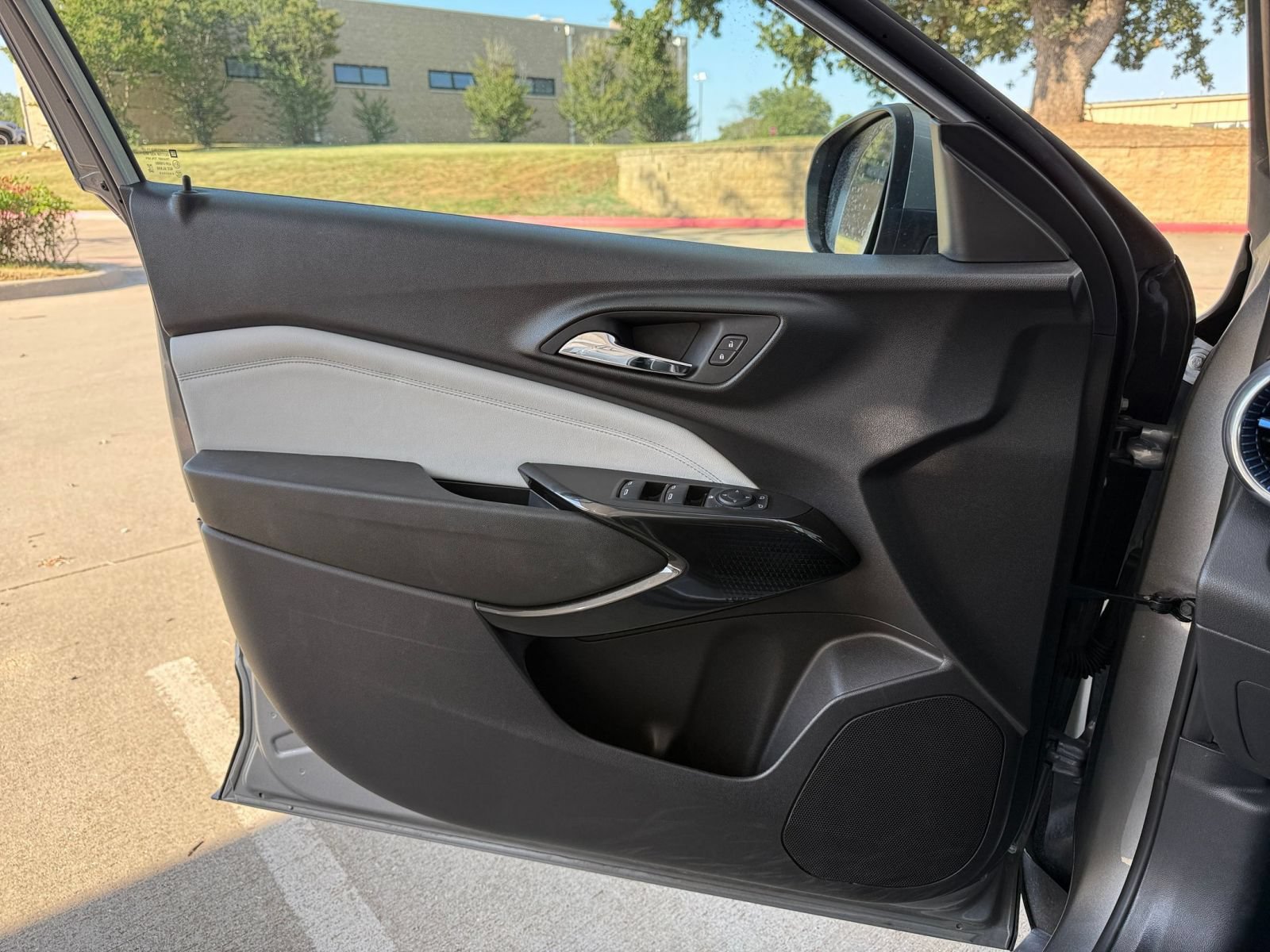 Used 2025 Chevrolet Trax LT FWD image 18