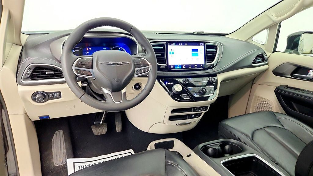 Used 2022 Chrysler Pacifica Touring-L FWD image 11