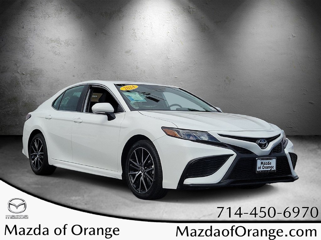 Used 2024 Toyota Camry SE FWD image 1