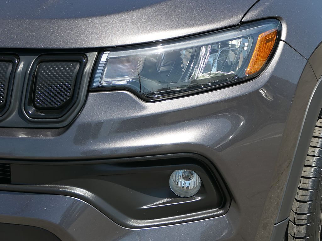 Used 2022 Jeep Compass Latitude FWD image 7