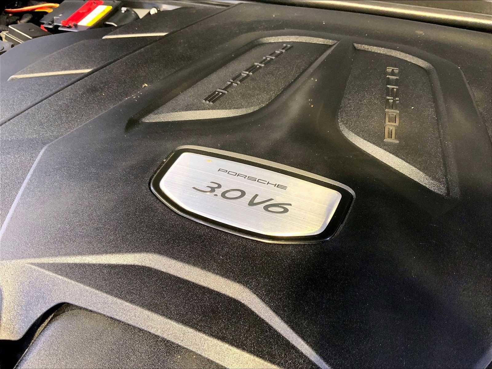 Certified 2022 Porsche Cayenne Platinum Edition image 33