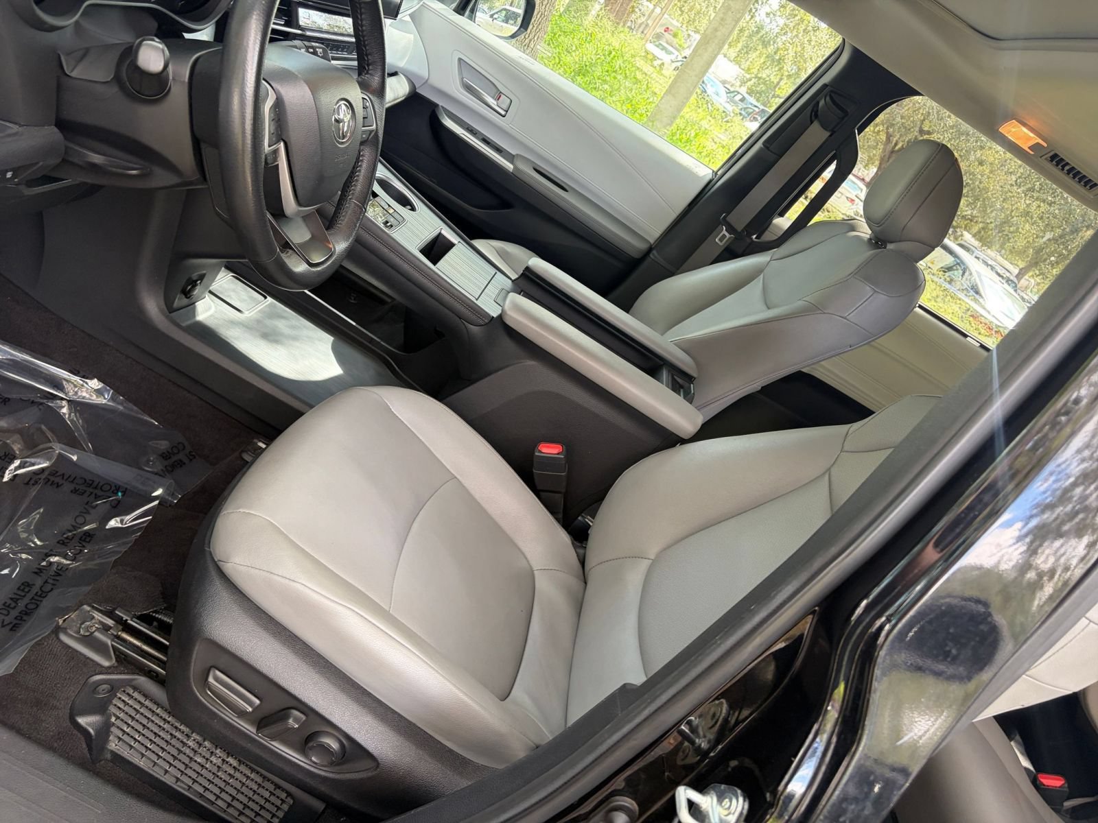 Used 2025 Toyota Sienna XLE FWD image 39