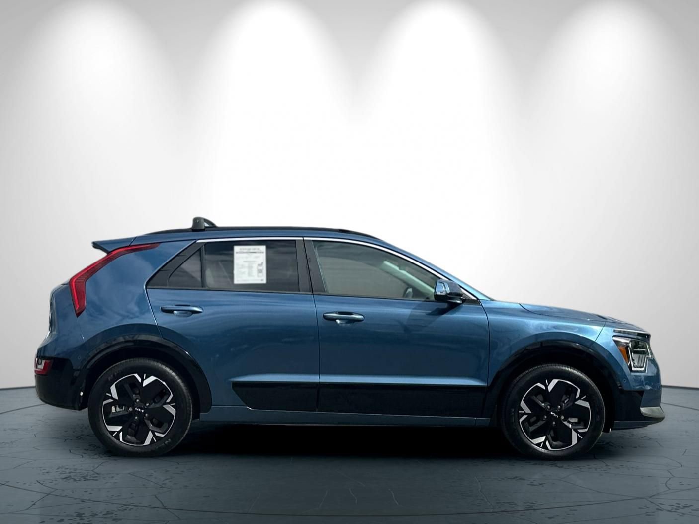 Used 2025 Kia Niro Wave w/ Wave Preserve Package FWD image 3