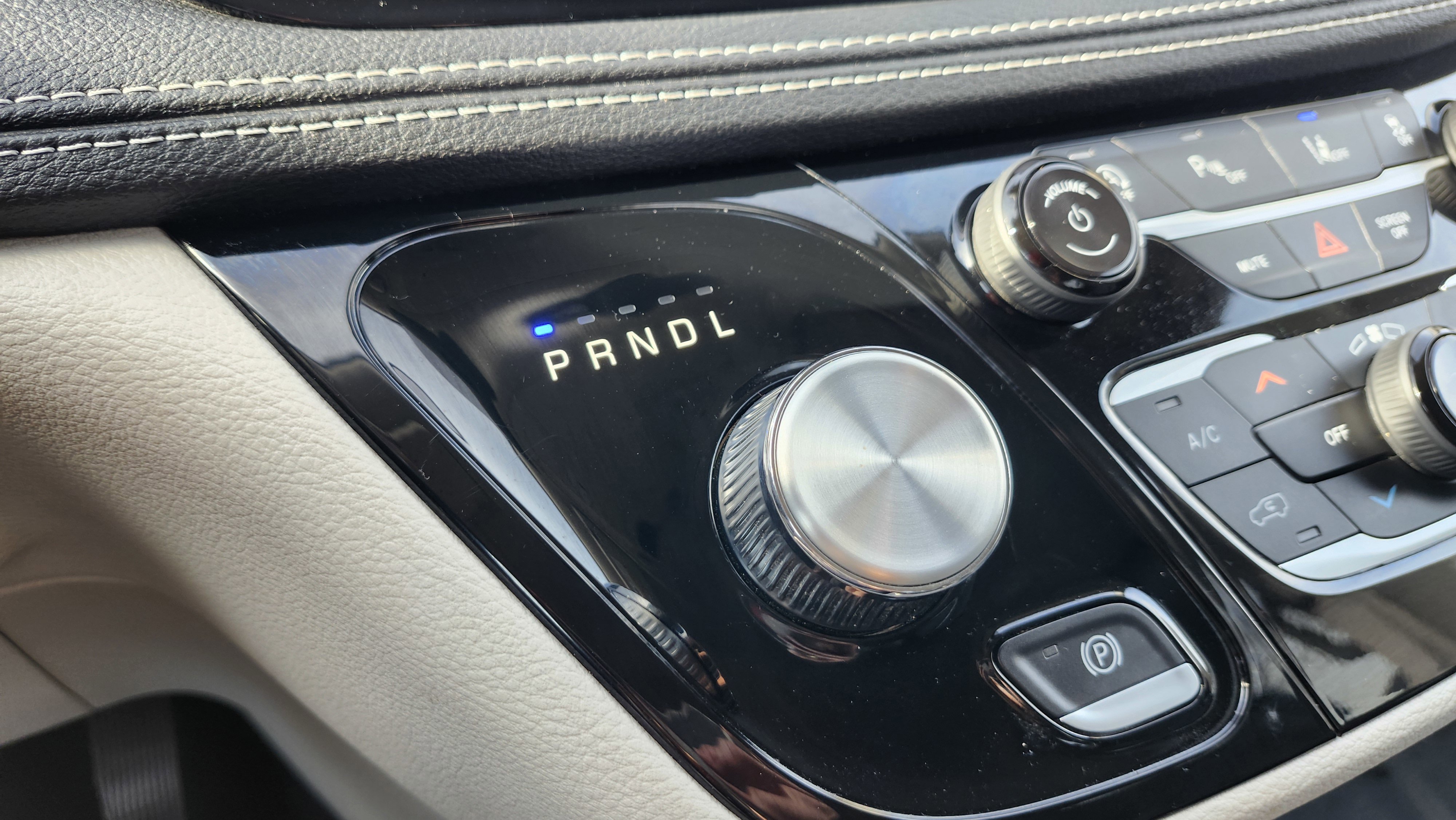 Used 2023 Chrysler Pacifica Touring-L image 9