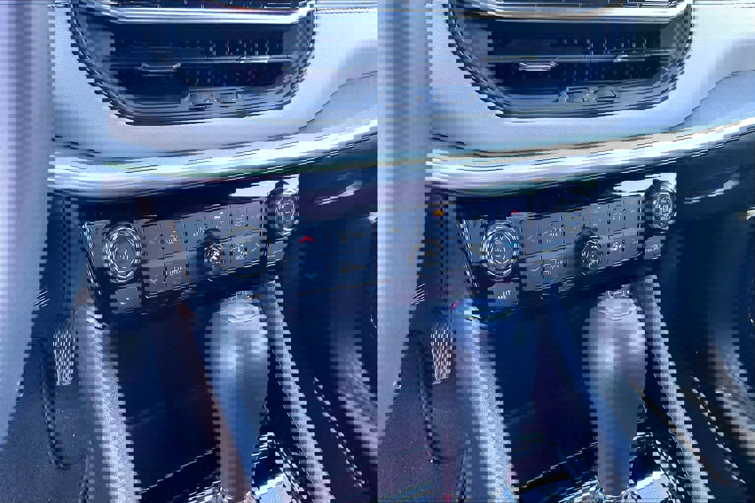 Used 2025 Jeep Compass Limited image 33