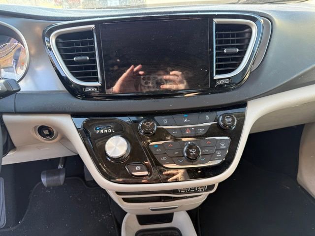 Used 2022 Chrysler Pacifica Touring-L image 16