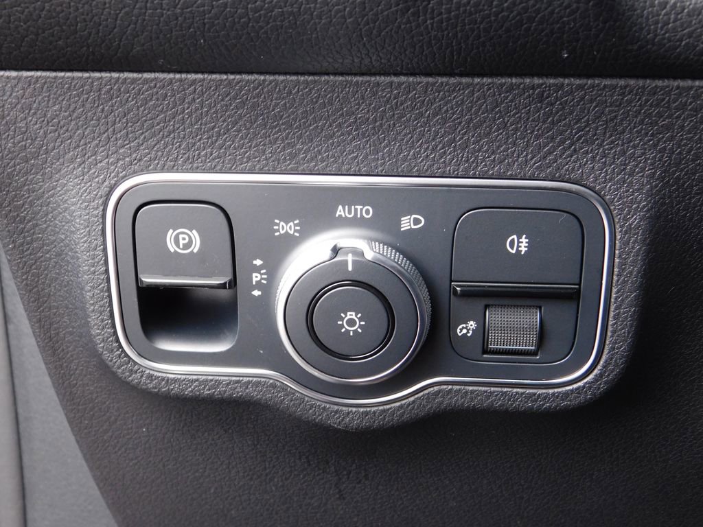 Used 2022 Mercedes-Benz EQB 350 4MATIC image 24