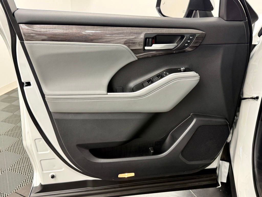 Used 2026 Toyota Highlander Platinum image 17