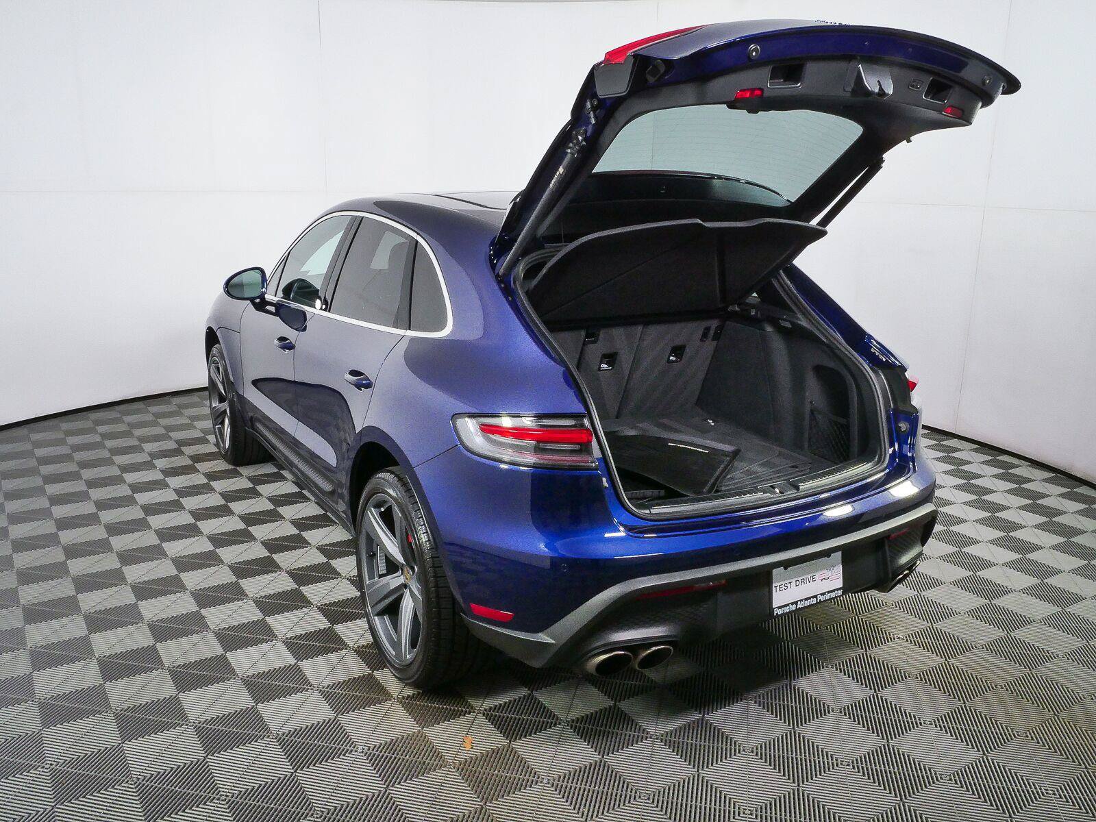 Certified 2023 Porsche Macan S AWD/4WD image 28