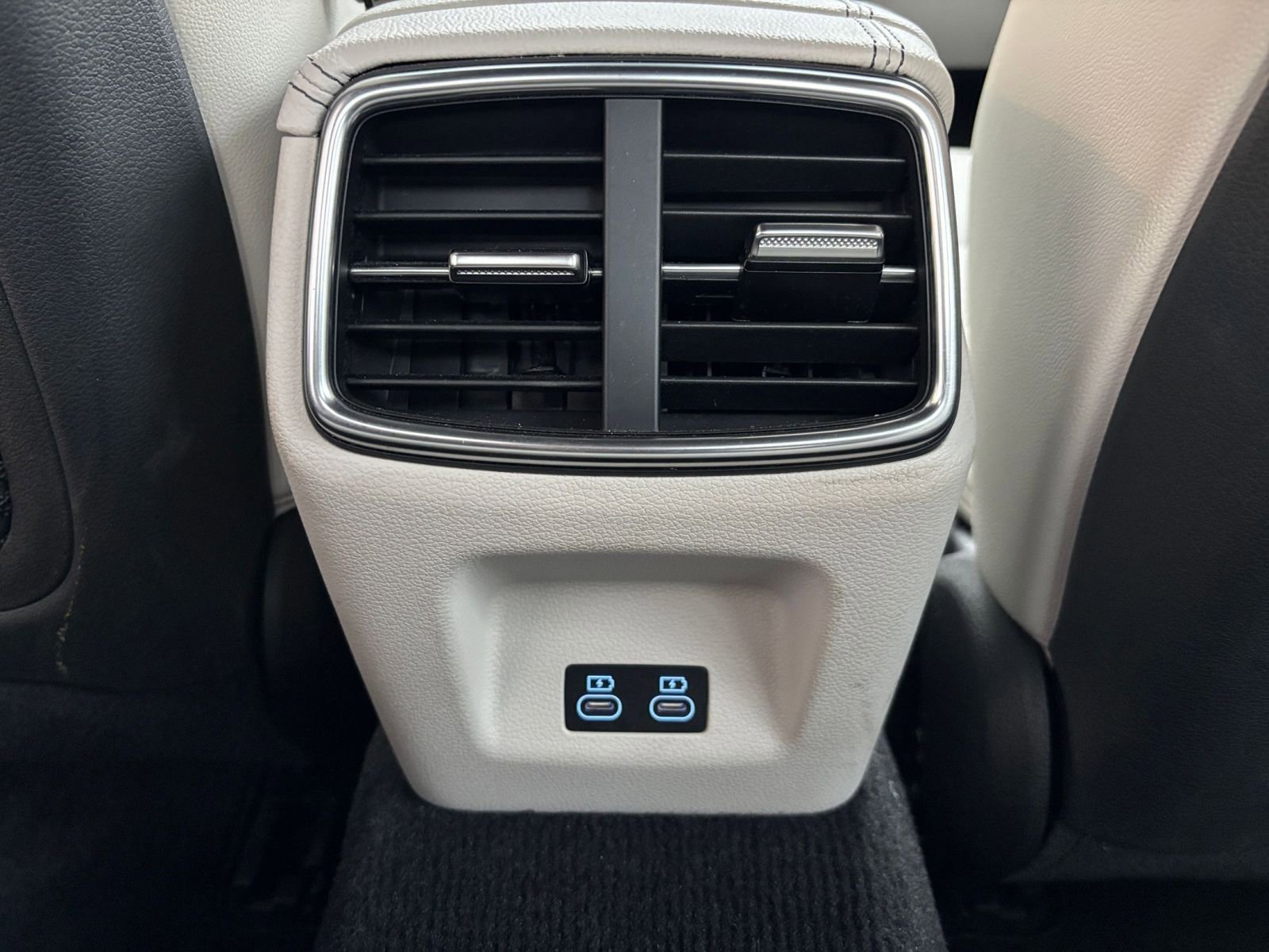 Used 2025 Genesis G70 2.5T image 25