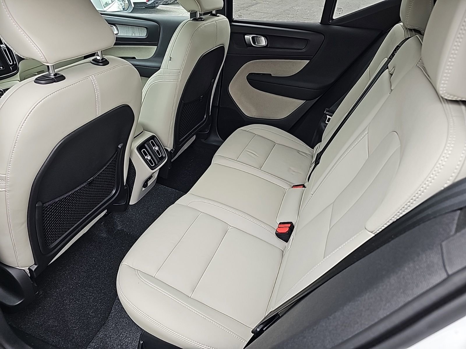 Used 2024 Volvo XC40 B5 Plus w/ Climate Package image 18