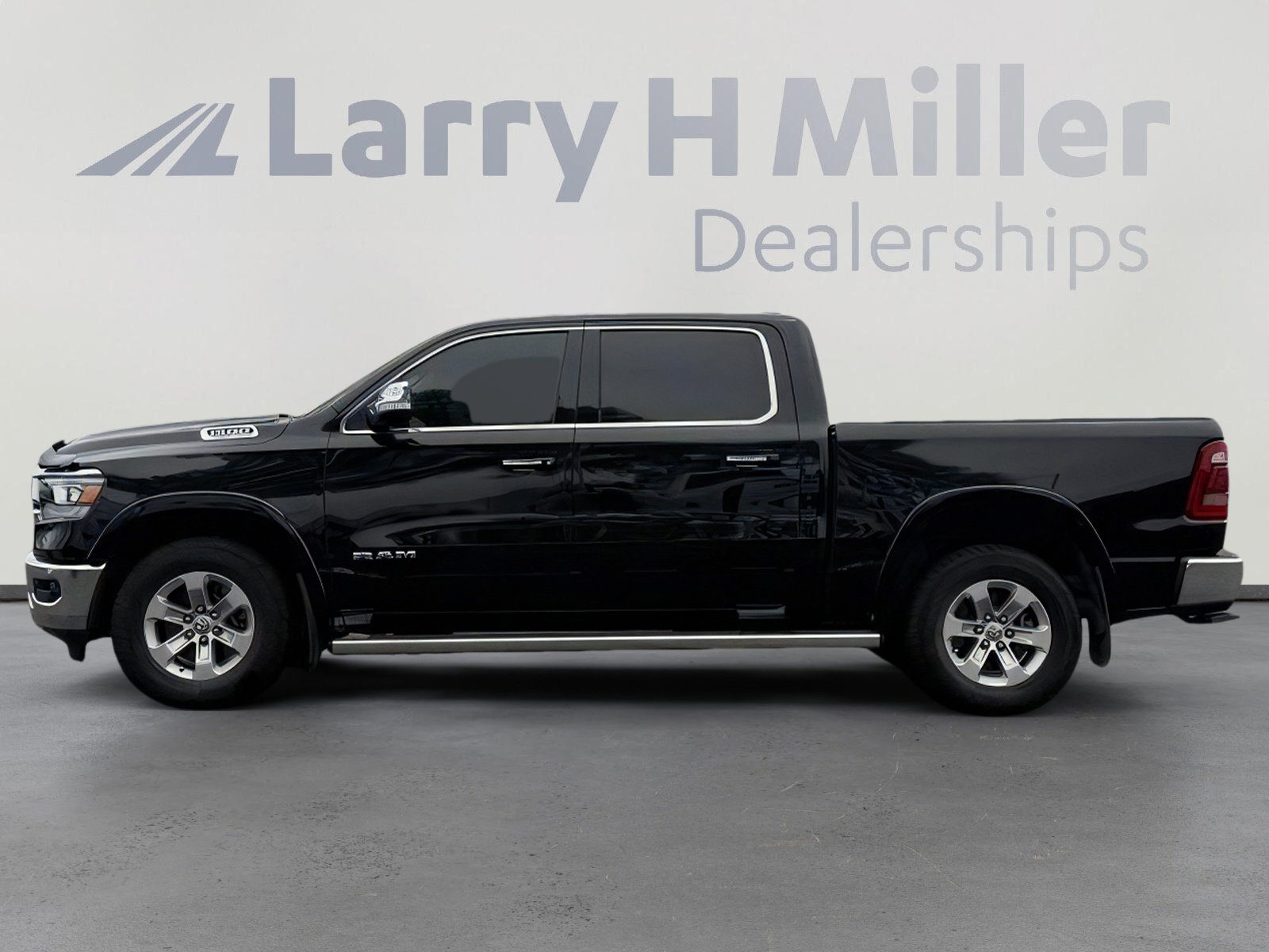 Used 2022 RAM 1500 Laramie AWD/4WD image 2